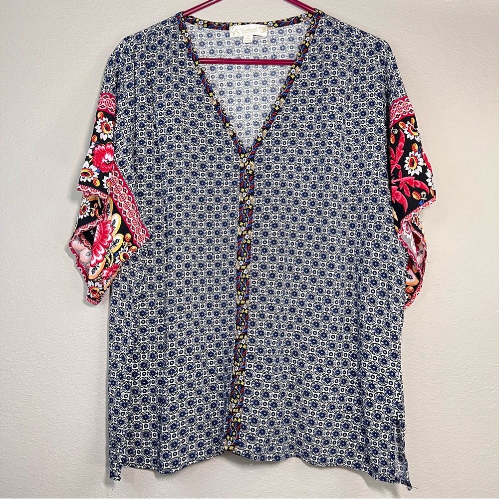Suzanne Betro Blue and White Floral V-Neck Button-Up Top